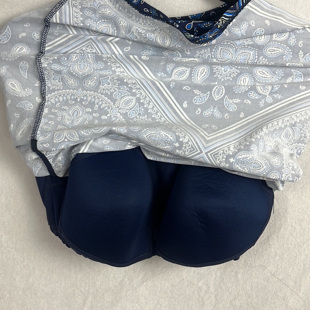 Lands end size 8, swim top, slight stain on tag - Picture 2 of 4